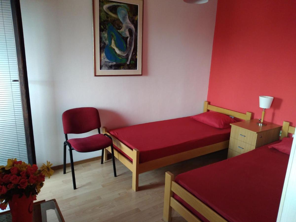Skopje City Center Red Apartment Exterior foto